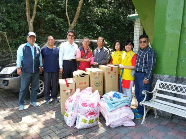 傅建峰(左4)說,當地受到的關懷少之又少,才讓他再回此地送暖。(傅建峰提供) 傅建峰(左4)說,當地受到的關懷少之又少,才讓他再回此地送暖。(傅建峰提供)