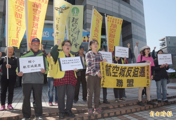 桃園航空城反迫遷聯盟等團體今早上至國民黨中央黨部遞交「公民提問書」，呼籲國民黨主席吳敦義，與黨籍桃園市長候選人陳學聖、楊麗環、魯明哲，公開說明對航空城計畫的看法。（記者黃耀徵攝）