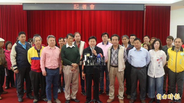 花蓮縣長傅崐萁今天邀集地方觀光業者,砲打中央否決8億元的善款運用計畫。(記者王錦義攝) 花蓮縣長傅崐萁今天邀集地方觀光業者,砲打中央否決8億元的善款運用計畫。(記者王錦義攝)