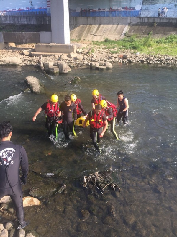 女大學生疑跟同學賭氣跳橋，目前意識清楚送醫救治中。（記者邱俊福翻攝）