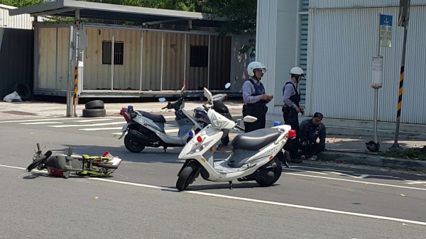 台北市松山區塔悠路、延壽街口，今天上午10時發生一起電動車與機車對撞的車禍。（記者陳恩惠翻攝）