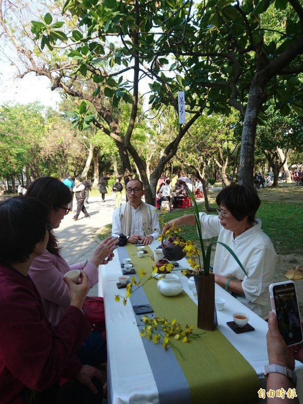 台南「春日茶會」，今天在巴克禮公園設茶席，綠意下品茗好心情。（記者洪瑞琴攝）