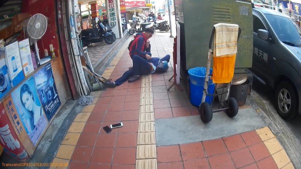 草屯分局員警獲報有詐騙車手出沒，喬裝接近後將嫌犯壓制在地。（記者佟振國翻攝）