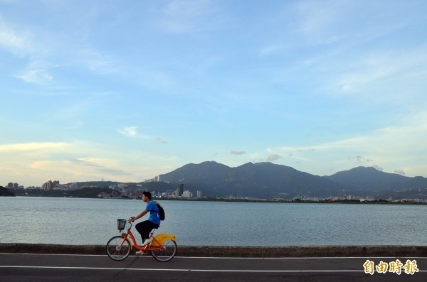 中央氣象局指出，今天（24日）清晨受到輻射冷卻影響，各地氣溫仍偏涼，但白天起西半部高溫可達26至28度，日夜溫差大。（資料照）