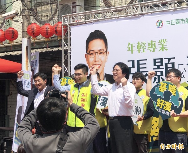 民進黨中正區議員參選人張顥瀚競選總部成立，市長林右昌（右）、立委蔡適應（左）為張顥瀚站台推薦。（記者俞肇福攝）