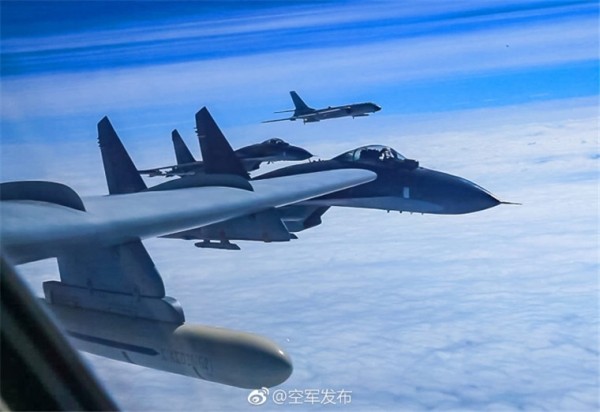 解放軍空軍今天透過官方微博，發佈軍機飛經宮古海峽進行遠訓的相關照片。（圖：取自解放軍空軍官網）