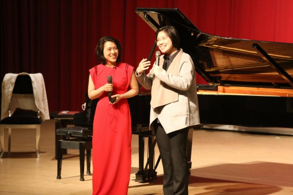 民國黨主席徐欣瑩（右）今天下午邀請享譽國際的華裔鋼琴家胡瀞云（左），在新竹縣竹東鎮樹杞林文化館舉辦國際級鋼琴大師班活動。（圖由徐欣瑩辦公室提供）