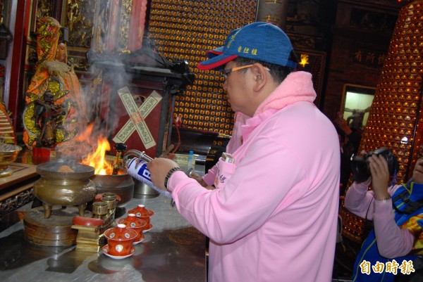 多年來南瑤宮笨港進香，負責點燃爐火並維持爐火不斷的香擔組成員一直都是以石姓家族後代為班底。（記者湯世名攝）