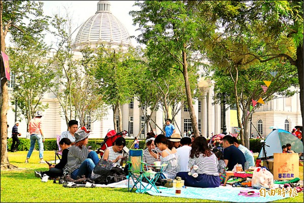 奇美博物館昨天舉辦野餐日，吸引大批民眾前往野餐。（記者萬于甄攝）