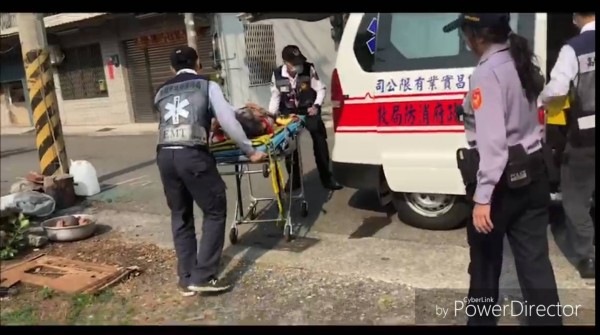 警消破門救出昏倒嬤送醫。（記者蘇福男翻攝）