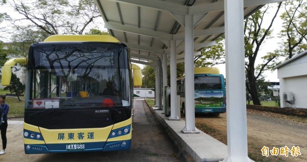 高雄區監理所推公車進校園，屏科大加碼4輛電動大巴士。（記者陳文嬋攝）