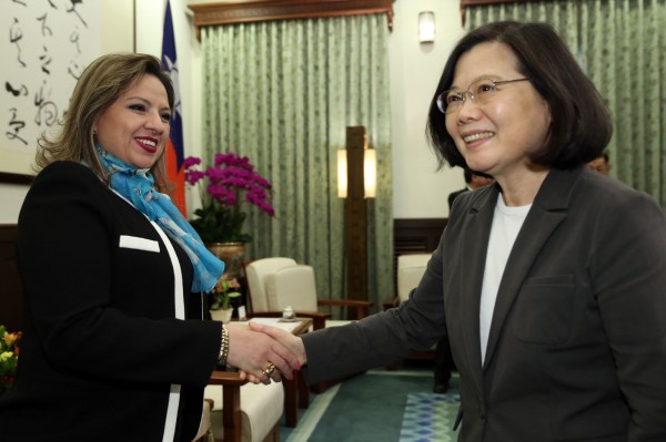 總統蔡英文（右）26日在總統府，接見瓜地馬拉共和國外交部長何薇（Sandra Erica Jovel Polanco）（左）訪問團。（中央社）