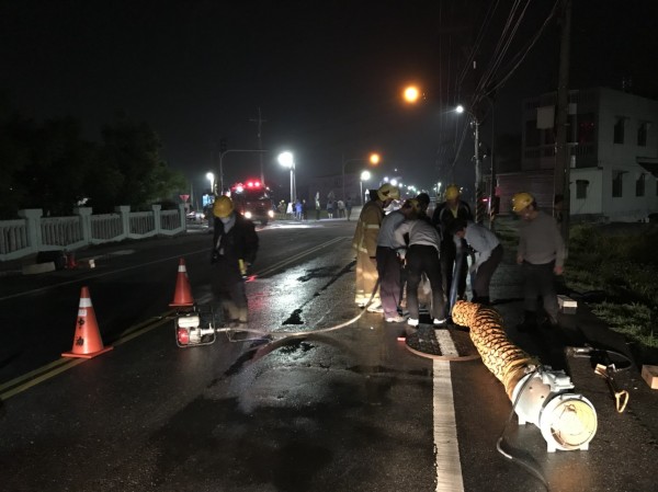 北港好收國小前雲155線道路昨天深夜甲烷外洩，相關單位人員到場處理。（北港鎮長張勝智提供）