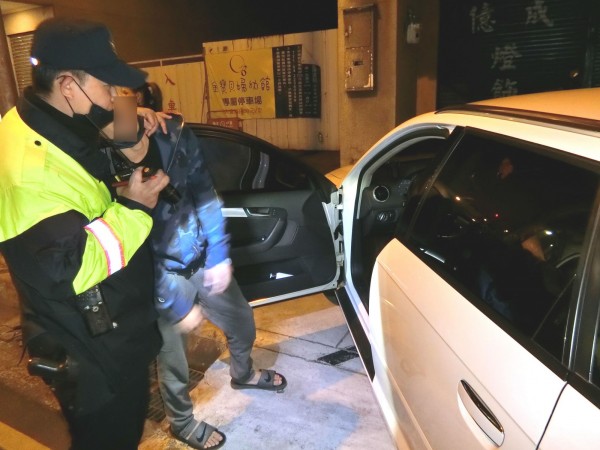 警方再次喝令羅男下車受檢，羅男情急下打開車門下車。（記者許國楨翻攝）