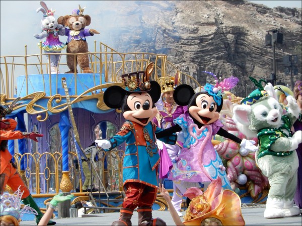 東京迪士尼樂園的米奇、米妮換上了春裝。（駐日特派員林翠儀攝）