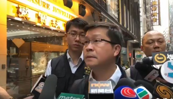 香港港島總區重案組總督察冼國明在昨天被劫珠寶行前，向傳媒簡報案情。（圖擷取自香港警察臉書官網）