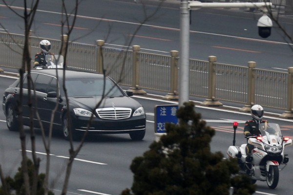 「北韓高官」訪中的黑頭車前後都有大批的摩托車護衛隊。（路透）