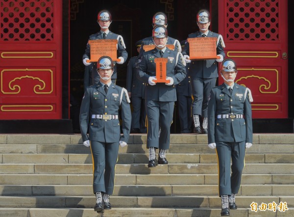 國防部27日舉行「故陸軍烈士趙仲容少將等5員入住國民革命忠烈祠」典禮，烈士遺族代表跟隨移靈至武烈士祠。（記者張嘉明攝）
