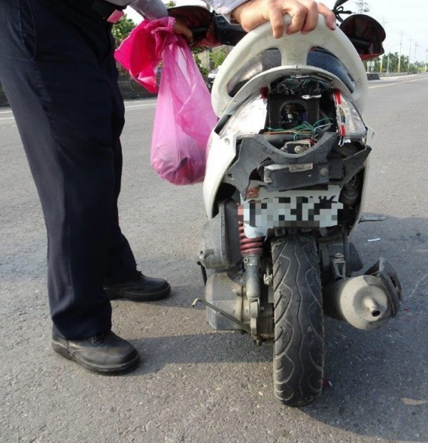 轎車車頭撞爛、廠牌標誌都掉落，駕駛人卻仍逃逸。（記者陳彥廷翻攝）