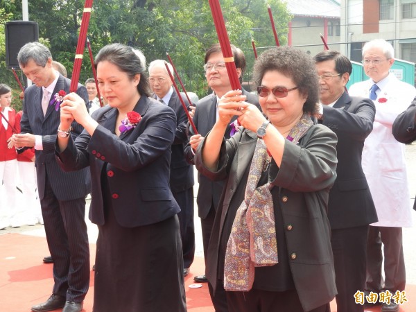 高雄市長陳菊（前排右一）、長庚醫療財團法人董事長王瑞慧（前排左一）、高雄長庚院長王植熙（第二排左一）等人上香祈求順利完工。（記者方志賢攝）