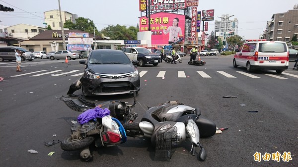 女汽車駕駛恍神錯踩油門，連撞五部機車。（記者葉永騫攝）