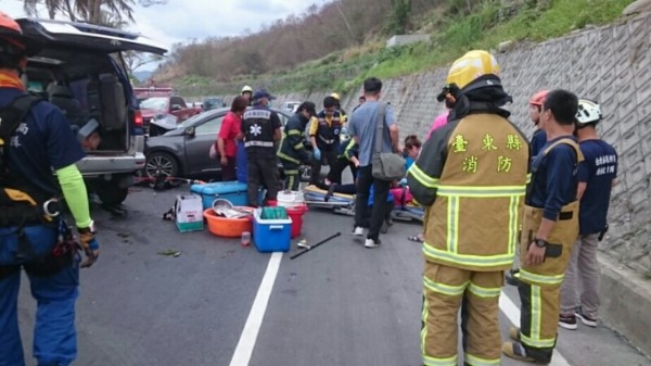 車禍現場一片狼藉，消防人員搶救受困。（記者陳賢義翻攝）