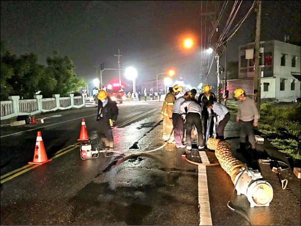 北港好收國小前道路前天深夜發生瓦斯外洩，台電及欣雲瓦斯人員到場檢修。（北港鎮長張勝智提供）