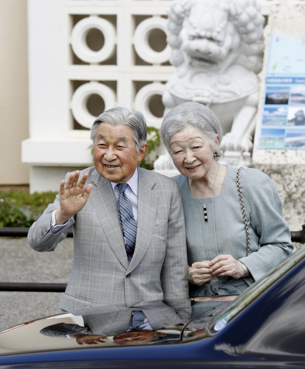 日本天皇明仁和皇后美智子今天（28日）登上與那國島，參觀牧場及小學，並在傍晚時如先前所說，特地造訪最西端，向台灣所在海面眺望。（共同社）