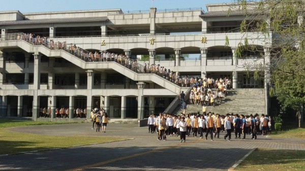 埔里國中於地震發生後立即廣播通知全校師生疏散至操場。（圖由埔里國中提供）