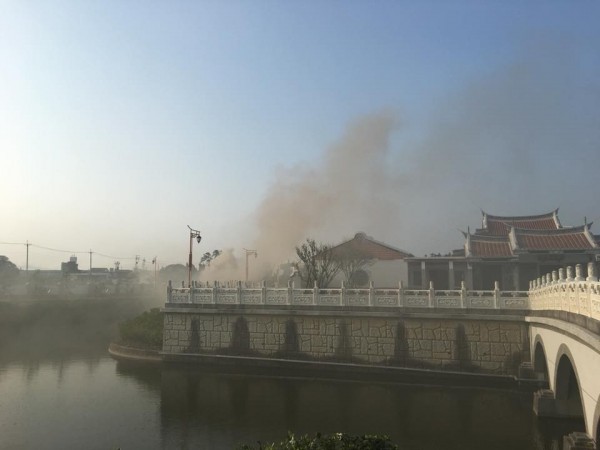 苗栗縣知名景點英才書院後方空地今下午傳出火警。（翻攝「後龍鄉親園地」）