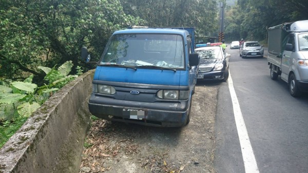 警方於北宜路發現1台舊貨車，一查竟是本月中在宜蘭失竊的貨車。（記者陳薏云翻攝）