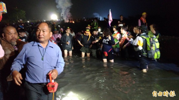 南瑤宮媽祖笨港進香回鑾，志工為隨駕信徒點亮潦溪之路。（記者顏宏駿攝）