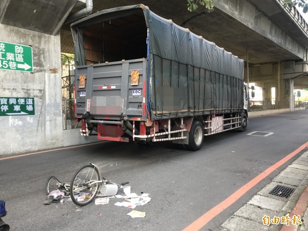 今天下午2時許，新店區寶興路中興路口發生嚴重車禍，一名年約60歲男性腳踏車騎士，與大貨車發生車禍。（記者陳薏云攝）