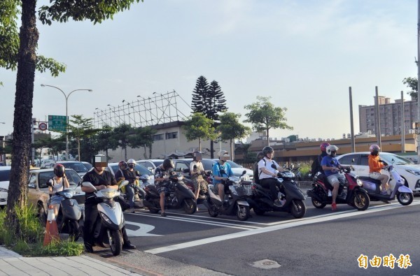 被撞傷的楊姓女騎士說，她綠燈起步時，前面的機車突然煞車，她下意識跟著煞車，下一秒就被後方的蔡男撞上。示意圖，人事物與新聞無關。（資料照）