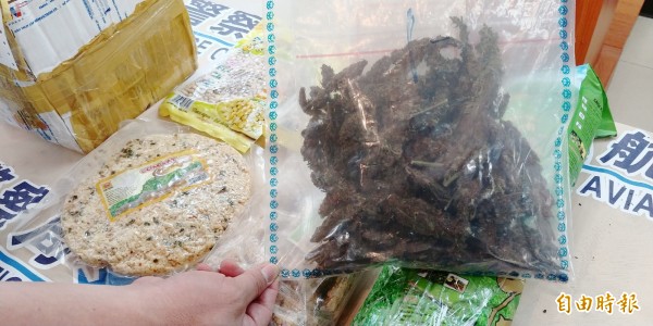 海關及航警局破獲越南移工以茶葉掩藏二級毒品大麻葉案件。（記者姚介修攝）