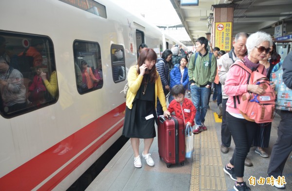 花蓮震後觀光陸續復甦，國旅民眾趁著週末連假搭火車到花蓮遊玩。（記者王峻祺攝）