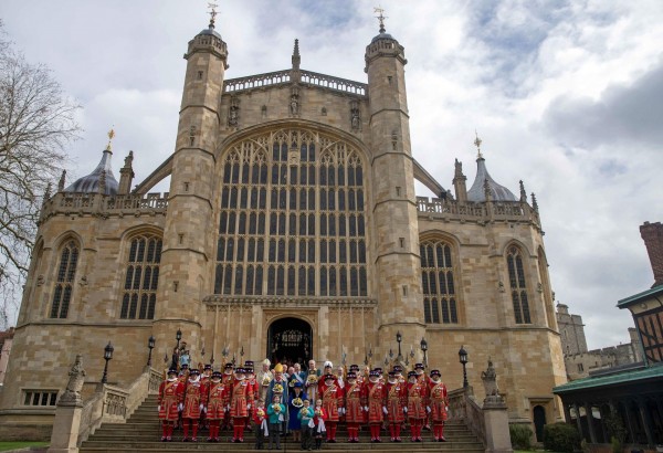 哈利王子和梅根馬克爾將在溫莎城堡中的聖喬治教堂（St George's Chapel）舉行婚禮。圖為英國女王與守衛隊在聖喬治教堂合影。（法新社）