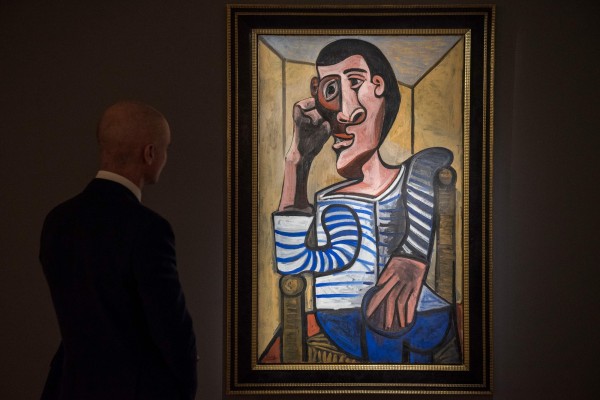 佳士得印象派和現代藝術副主席康納喬丹（Conor Jordan）在香港的展出中欣賞畢卡索的自畫像《Le Marin》。（法新社）