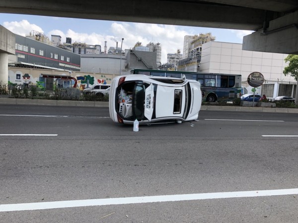 王姓駕駛今早駕車自撞中央分隔島，造成車輛90度側翻，所幸他與另名44歲黃姓女子僅受輕傷，並無生命危險。 （記者魏瑾筠翻攝）