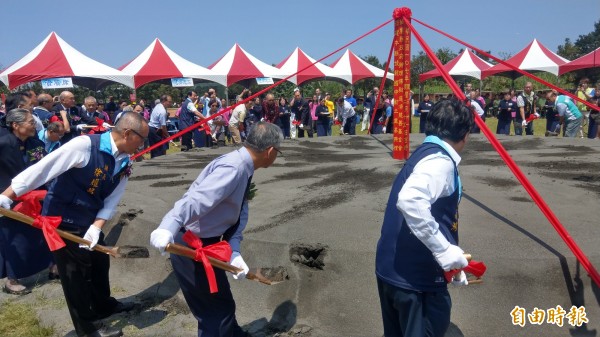 苗栗縣造橋和後龍國中因既有校舍興建、使用皆達50年，校舍老舊、損壞，慈濟基金會減災希望工程選中2所國中援建新校舍，今天舉辦動土典禮。（記者蔡政珉攝）