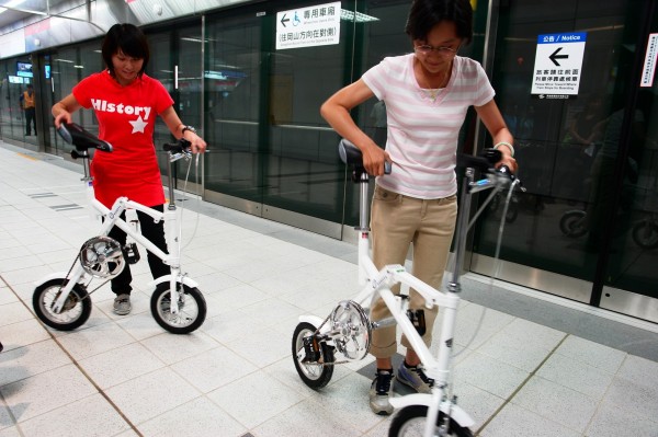 高雄輕軌四月四日起開放小摺上車，圖為小摺進入捷運站場景。（高捷提供）