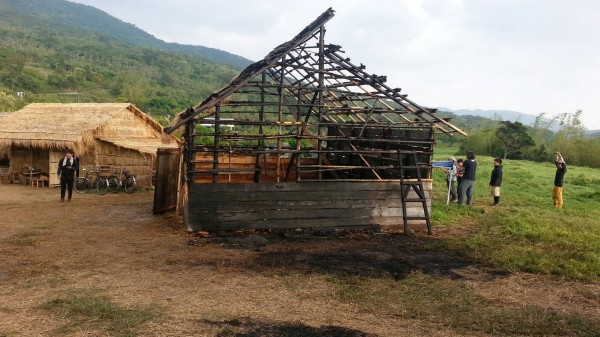 劇組疑為了拍攝茅草屋火燒場面，因風勢過大，引燃隔壁放置私人物品的茅草屋。（記者蔡宗憲翻攝）