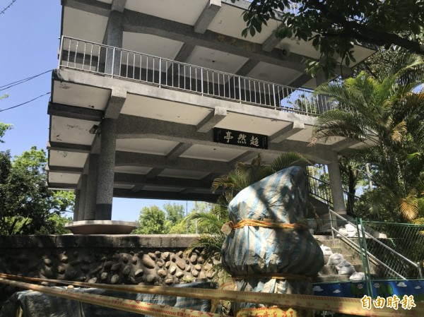 大溪神社主殿拆除後的礎石改建成超然亭，市府原預計沿著超然亭往下新建陀螺滑梯，在民眾陳情後停工，將移至他處。（記者許倬勛攝）