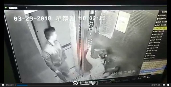 吳姓嫌犯尾隨兩名女童進入電梯。（擷取自微博）