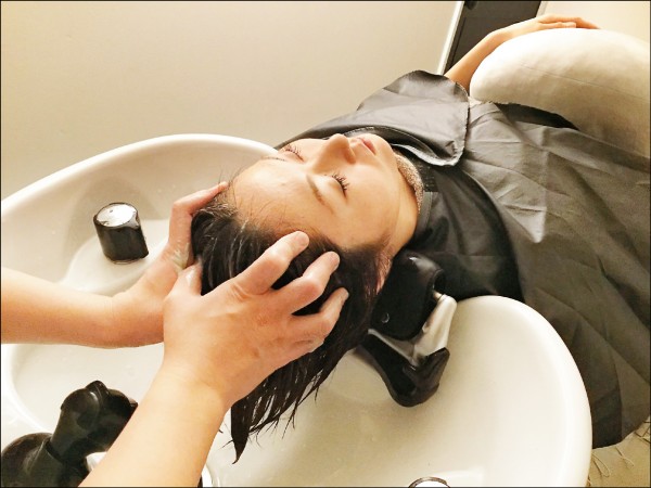 日本大阪髮廊「head spa salon colon：」洗頭時，還提供頭髮護理等多項服務。（圖片提供／田口健一）