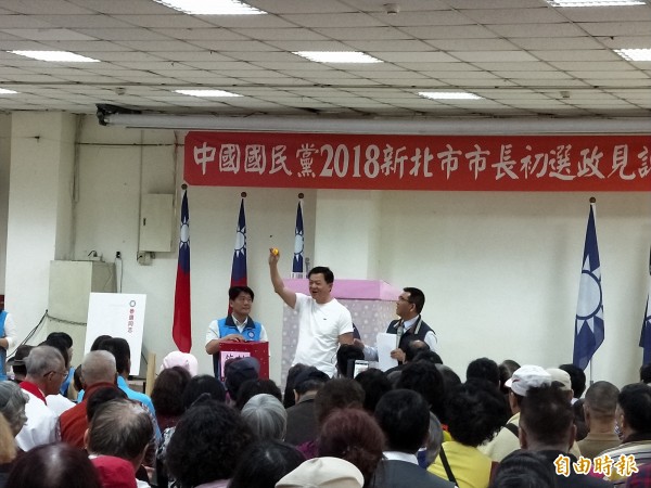 國民黨新北市長初選最後一場集會式政見說明會，在板橋舉行，周錫瑋抽中二號。（記者何玉華攝）