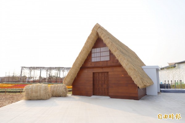 荷蘭風車、日本特有的木造建築「合掌造」，在桃園農博國際友好展區就看得到。（記者李容萍攝）