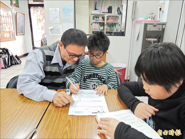 新竹市榮光教會牧師姜宏達成立香山區免費課輔班，五年來已幫助過無數的弱勢學童，讓教會成為弱勢學童溫暖的避風港及夢想基地。（記者洪美秀攝）