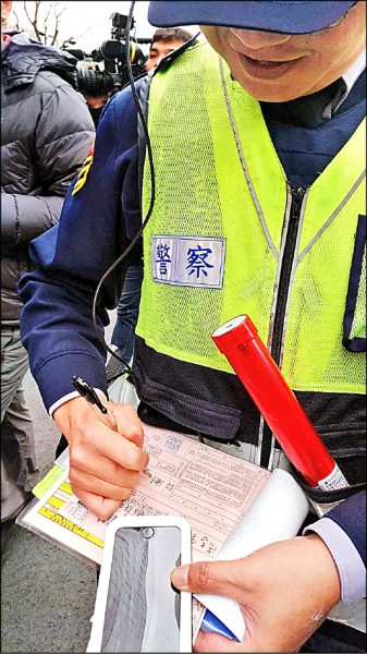 警方開單示意圖，與新聞事件無關。（資料照）