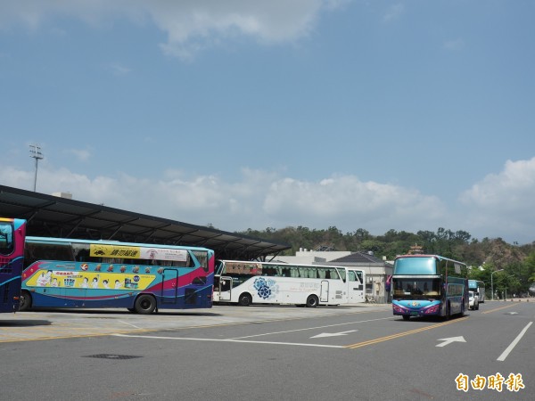 台東監理站鼓勵民眾清明連假到台東搭大眾運輸工具遊台東。（記者王秀亭攝）